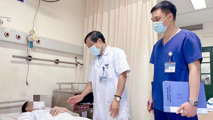 PGS.BS Nguyễn Quang thăm khám cho bệnh nhân sau phẫu thuật điều trị xoắn tinh hoàn - Ảnh: Bệnh viện cung cấp