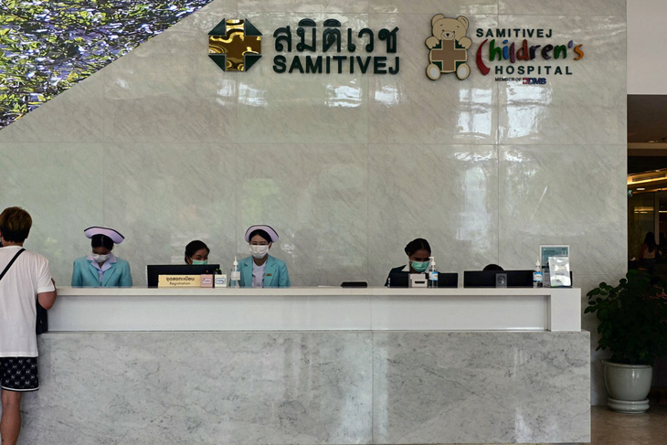 Các nhân viên làm việc tại Bệnh viện Samitivej Srinakarin ở Bangkok, Thái Lan ngày 22-5 - Ảnh: AFP