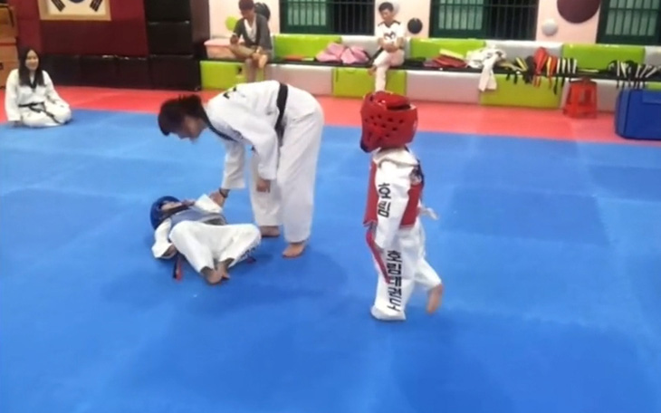 Màn đọ sức hài hước của hai võ sĩ nhí taekwondo