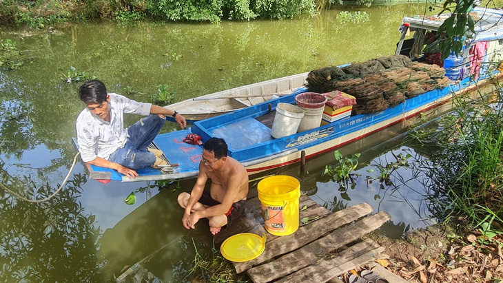 Anh Hồ Quang Nhật, làm nghề đánh bắt cá trên các tuyến kênh ở huyện Tân Phước. Mấy ngày gần đây, cá tôm bỏ đi hết vì nguồn nước bị ô nhiễm - Ảnh: MẬU TRƯỜNG