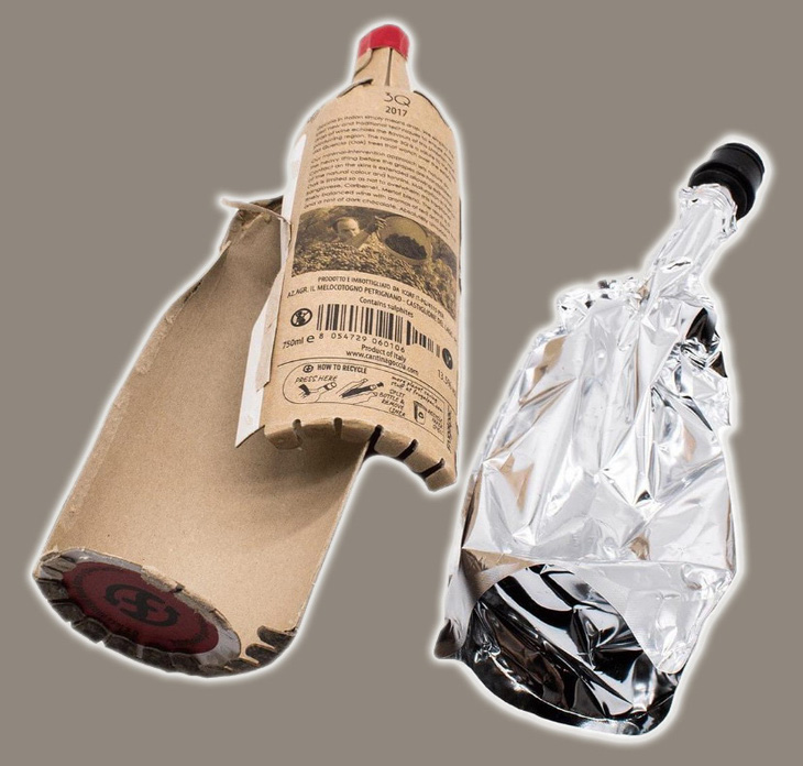 Chai rượu giấy do Công ty Frugalpac sản xuất. Thành phần: vỏ ngoài giấy, bên trong lót polylaminate, nắp nhôm.