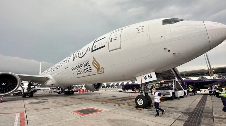 Chiếc máy bay gặp sự cố của Singapore Airlines hạ cánh khẩn cấp tại sân bay Bangkok, Thái Lan hôm 21-5 - Ảnh: REUTERS