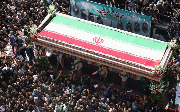Người dân Iran tụ tập để tiễn biệt cố Tổng thống Raishi lần cuối vào ngày 22-5 - Ảnh: AFP