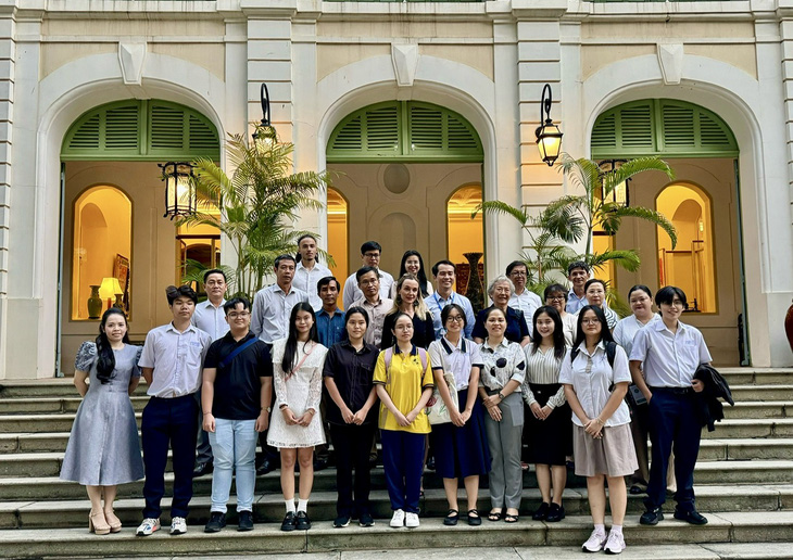 9 em học sinh Việt Nam tham dự chương trình chụp ảnh cùng thầy cô, gia đình và đại diện Viện Pháp tại TP.HCM - Ảnh: Viện Pháp tại TP.HCM