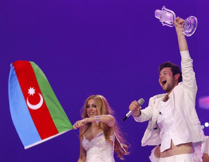 Ell và Nikki (Azerbaijan) ăn mừng chiến thắng Eurovision 2011.