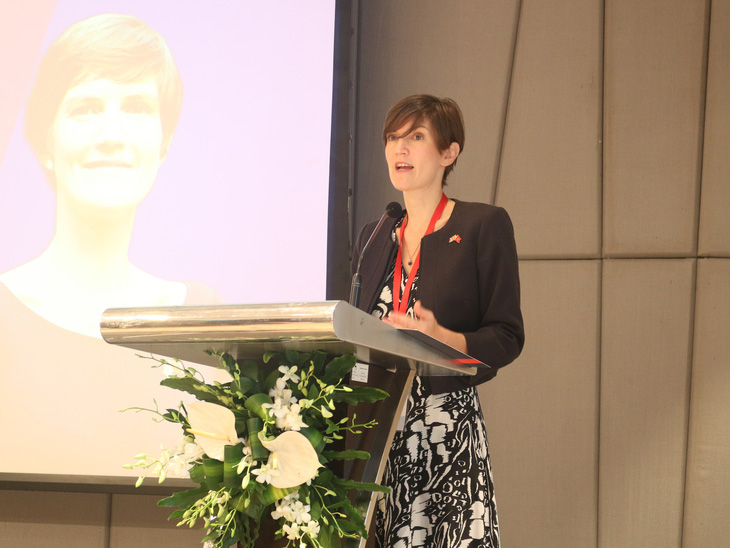 Bà Emily Hamblin phát biểu tại lễ tổng kết chương trình Thúc đẩy tài chính khí hậu Việt Nam giai đoạn 2 ngày 22-5 - Ảnh: H.K