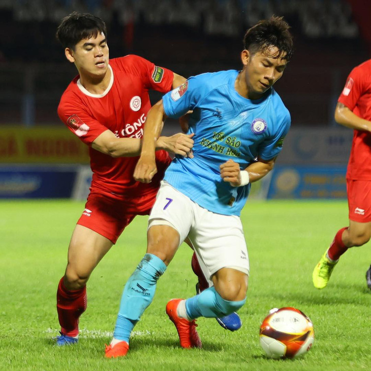 CLB Khánh Hòa (áo xanh) trong trận thua Thể Công - Viettel - Ảnh: KHÁNH HÒA FC
