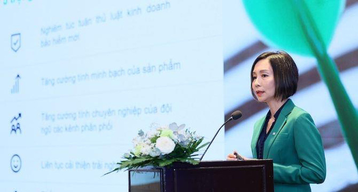 Bà Tina Nguyễn, tổng giám đốc Manulife Việt Nam, chia sẻ về giải pháp mà Manulife đã thực hiện để củng cố niềm tin khách hàng.