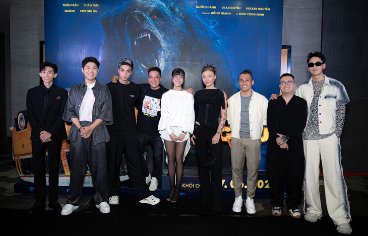 Đạo diễn Lê Thanh Sơn cùng dàn cast phim Móng vuốt.