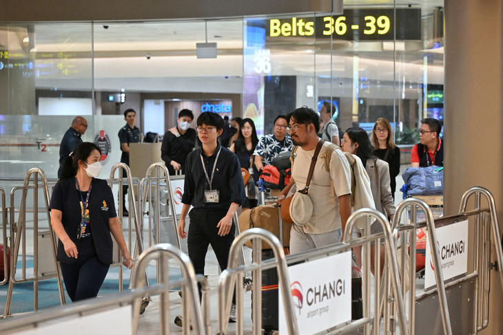 Những hành khách trên chuyến bay SQ321 từ London về Singapore ngày 21-5. Họ đã trải qua tình huống nguy hiểm khi máy bay gặp nhiễu động, hạ độ cao đột ngột và phải hạ cánh khẩn cấp xuống sân bay Suvarnabhumi ở Bangkok (Thái Lan) - Ảnh: REUTERS