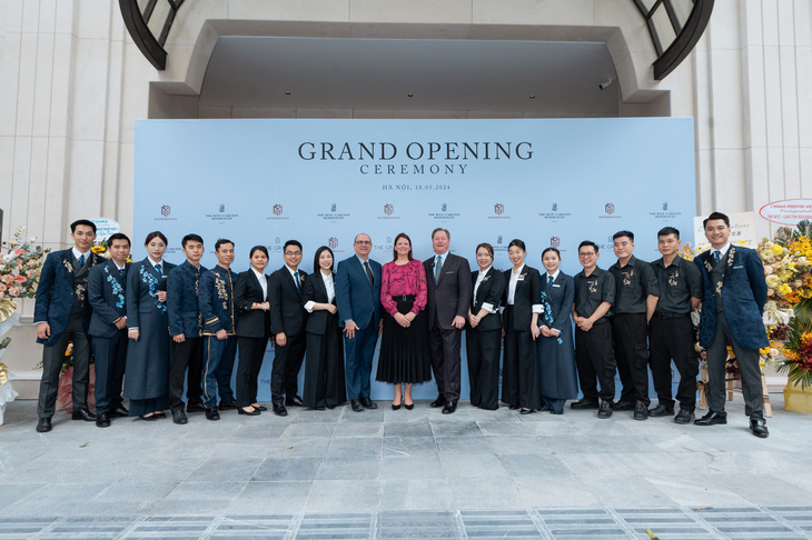 Đội ngũ Ritz-Carlton cùng lãnh đạo cấp cao của Marriott International trong lễ khai trương khu căn hộ hàng hiệu The Ritz-Carlton Residences đầu tiên tại Việt Nam. Ảnh: Masterise Homes