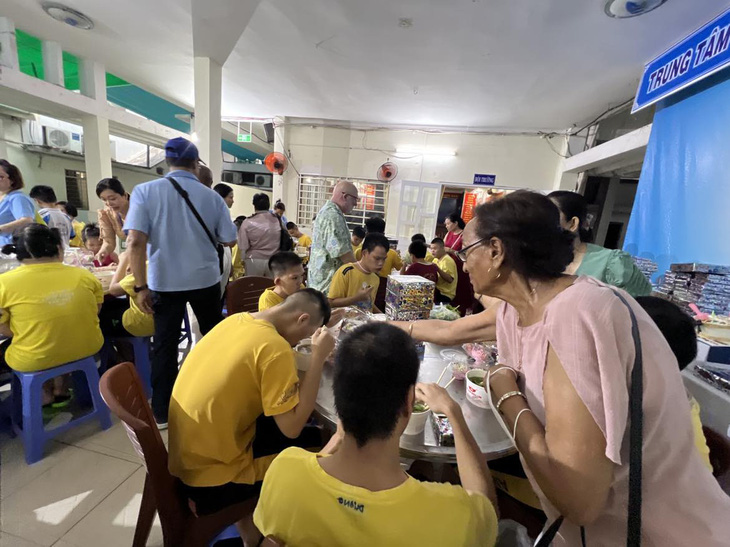 Các thành viên Rotary phụ phục vụ bữa ăn cho trẻ mồ côi, khuyết tật ở Gò Vấp - Ảnh: MINH HUỲNH