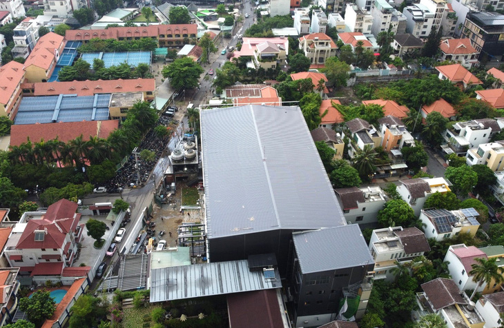 Nhà xây sai phép (màu đen) vượt tầng với diện tích vi phạm hơn 1.000m² - Ảnh: MINH HÒA