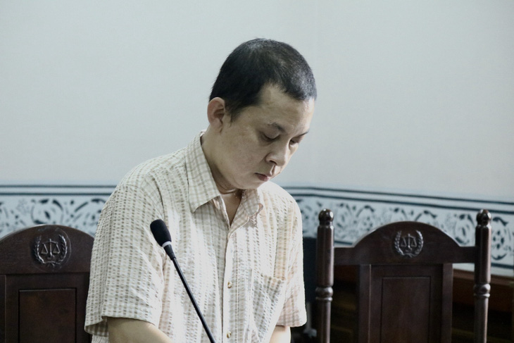 Ông Lữ Việt Long khởi kiện VNPT TP.HCM về việc thu hồi sim di động không rõ nguyên nhân - Ảnh: KHẮC HIẾU