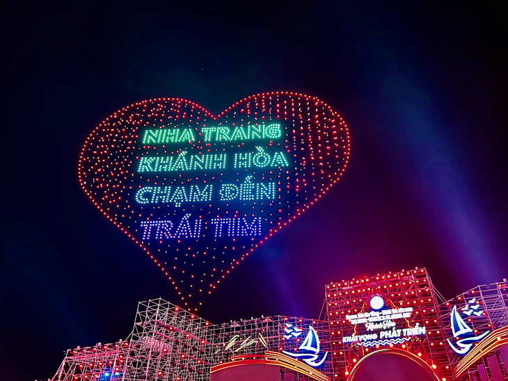 Lễ hội Vịnh ánh sáng quốc tế Nha Trang hứa hẹn đem đến những màn trình diễn drone light ấn tượng - Ảnh: MINH CHIẾN