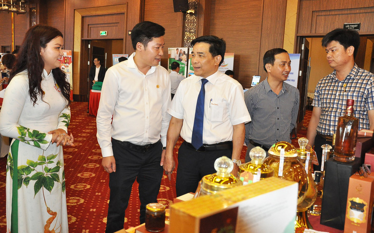 Lãnh đạo Tỉnh ủy Quảng Nam tham quan các sản phẩm trưng bày của doanh nhân trẻ - Ảnh: V.A