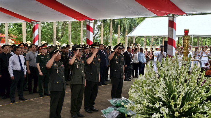 Đại biểu cơ quan quân sự Campuchia tại lễ truy điệu các liệt sĩ - Ảnh: H.Q. 