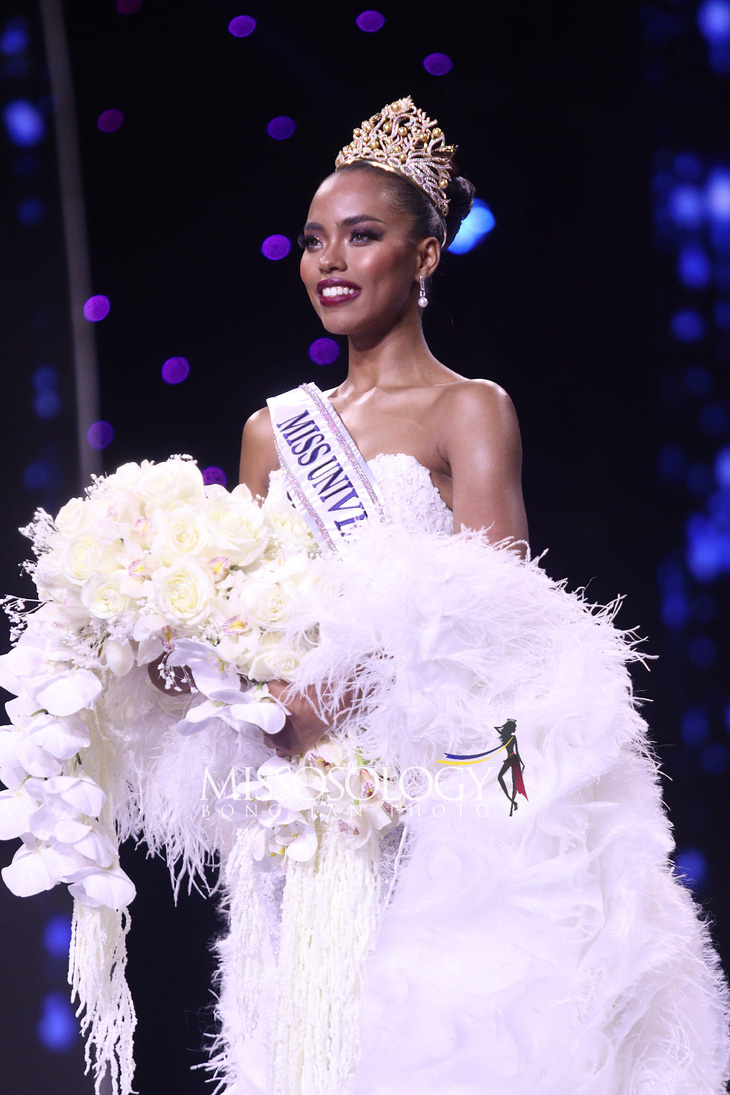 Trước đó, từng tham dự cuộc thi Hoa hậu Thế giới Philippines 2017 và dừng lại ở Top 15. Sau 7 năm không ngừng rèn luyện bản thân, cô quay trở lại cuộc thi Hoa hậu Hoàn vũ Philippines để hiện thực hóa giấc mơ vương miện. 