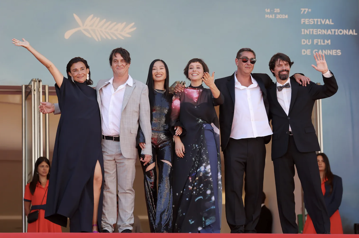 Diễn viên Trần Lãng Khê (thứ ba từ trái sang) cùng đoàn phim Grand Tour ra mắt phim trên thảm đỏ Liên hoan phim Cannes - Ảnh: Getty