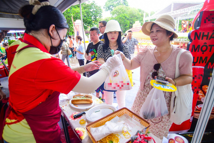 Du khách Hàn Quốc tại Lễ hội bánh mì Việt Nam tháng 5 - Ảnh: QUANG ĐỊNH