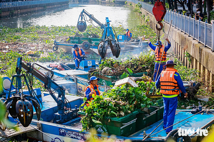 Các nhân viên vớt rác trên kênh Nhiêu Lộc - Thị Nghè (TP.HCM) - Ảnh: Nhóm phóng viên