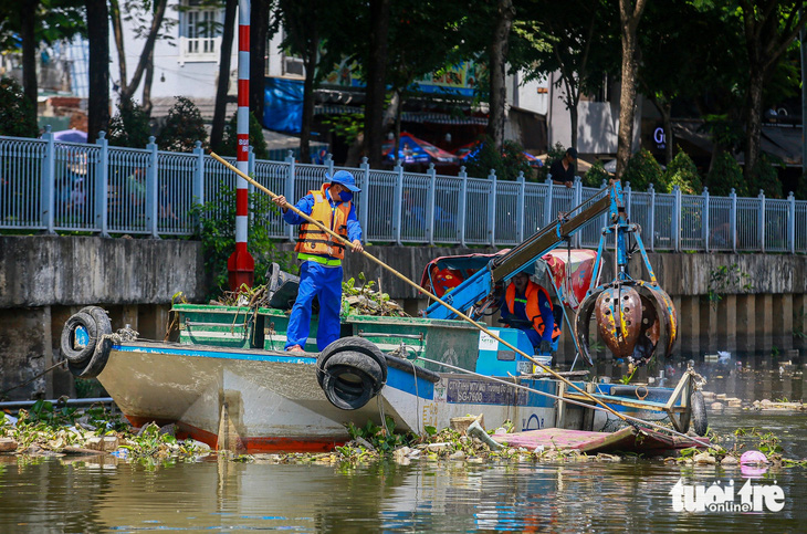 Một chiếc chiếc nệm cũ đang được vớt lên từ kênh Nhiêu Lộc - Thị Nghè - Ảnh: Nhóm phóng viên