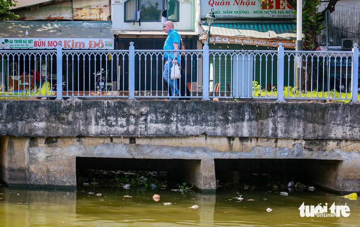 Tại một số đoạn dẫn nước cống dân sinh được các nhân viên đội vớt rác cho biết là vị trí lùa rác vào kênh Nhiêu Lộc - Thị Nghè - Ảnh: Nhóm phóng viên