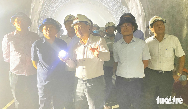 Thứ trưởng Bộ Giao thông vận tải Nguyễn Danh Huy (thứ hai từ trái sang) cùng lãnh đạo ngành đường sắt có mặt tại vị trí khắc phục sạt lở bên trong hầm đường sắt Chí Thạnh (huyện Tuy An, tỉnh Phú Yên) - Ảnh: NGUYỄN HOÀNG