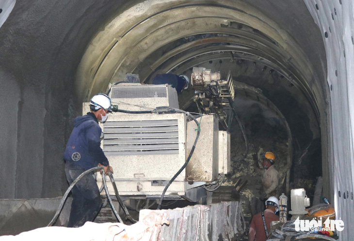 Công nhân đang khẩn trương thi công khắc phục sự cố sạt lở hầm đường sắt Chí Thạnh (huyện Tuy An, tỉnh Phú Yên) - Ảnh: NGUYỄN HOÀNG