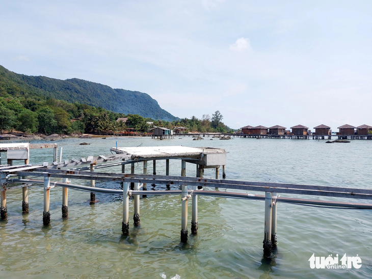 Các bungalow ở xã Hàm Ninh xây dựng trái phép tác động trực tiếp đến Khu bảo tồn biển Phú Quốc - Ảnh: CHÍ CÔNG