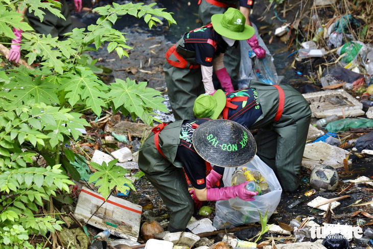 Vớt gần 5 tấn rác trên kênh thoát nước quận Tân Bình- Ảnh 4.