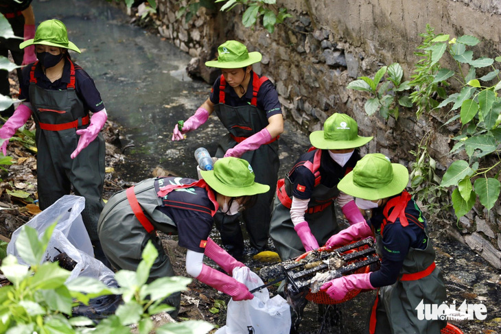 Vớt gần 5 tấn rác trên kênh thoát nước quận Tân Bình- Ảnh 6.