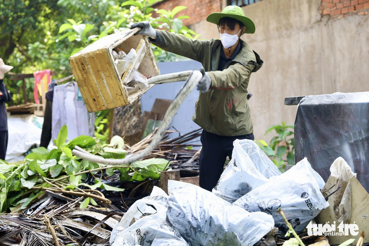 Vớt gần 5 tấn rác trên kênh thoát nước quận Tân Bình- Ảnh 8.