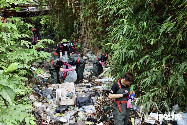 Vớt gần 5 tấn rác trên kênh thoát nước quận Tân Bình- Ảnh 9.