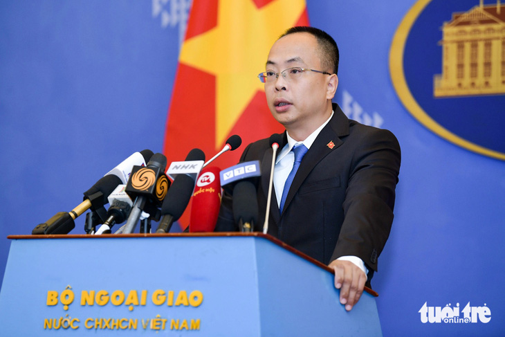Phó phát ngôn Bộ Ngoại giao Đoàn Khắc Việt tại cuộc họp báo ngày 23-5 - Ảnh: NAM TRẦN