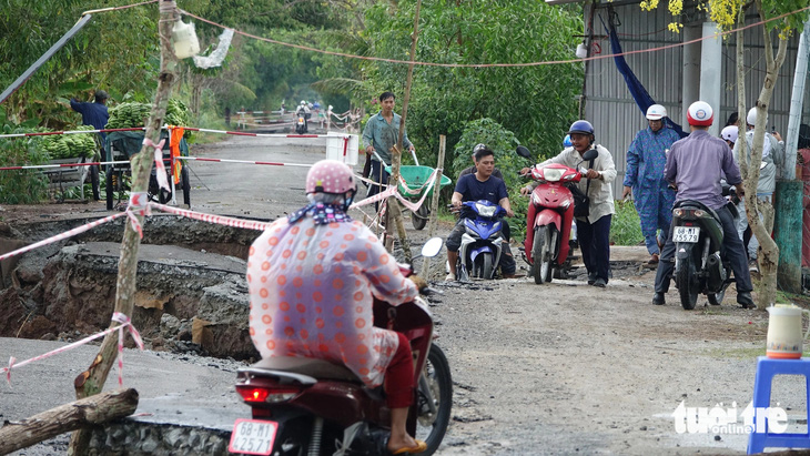 Một đoạn đường 965 ở xã An Minh Bắc (huyện U Minh Thượng) bị sạt lở, đứt gãy đường nghiêm trọng, gây ảnh hưởng đến việc đi lại của người dân - Ảnh: CHÍ CÔNG