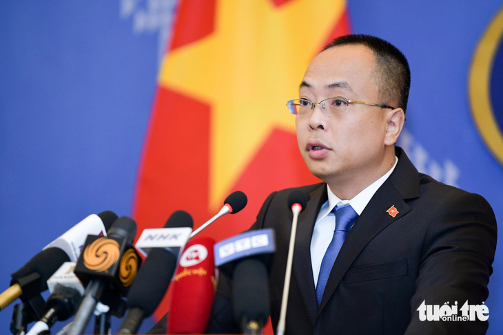 Phó phát ngôn Bộ Ngoại giao Đoàn Khắc Việt tại họp báo ngày 23-5 - Ảnh: NAM TRẦN