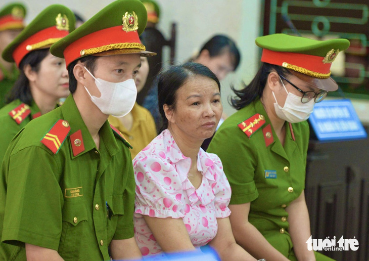 Bà Trần Thị Hiền (mẹ nữ sinh giao gà ở Điện Biên) trong phiên tòa phúc thẩm hồi tháng 4 - Ảnh: DANH TRỌNG