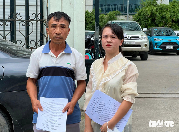 Ông Cao Văn Hường, chị Cao Thảo Loan (chồng và con gái của mẹ nữ sinh giao gà) đi gửi đơn thư kêu cứu đến các cơ quan có thẩm quyền - Ảnh: DANH TRỌNG