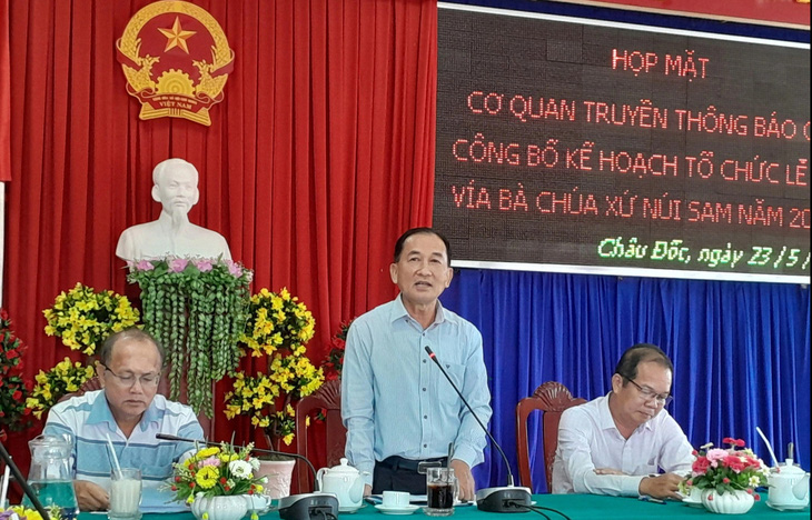 Ông Trần Quốc Tuấn - phó chủ tịch UBND TP Châu Đốc - thông tin lễ hội Vía Bà Chúa Xứ núi Sam năm 2024 - Ảnh: CHÍ HẠNH