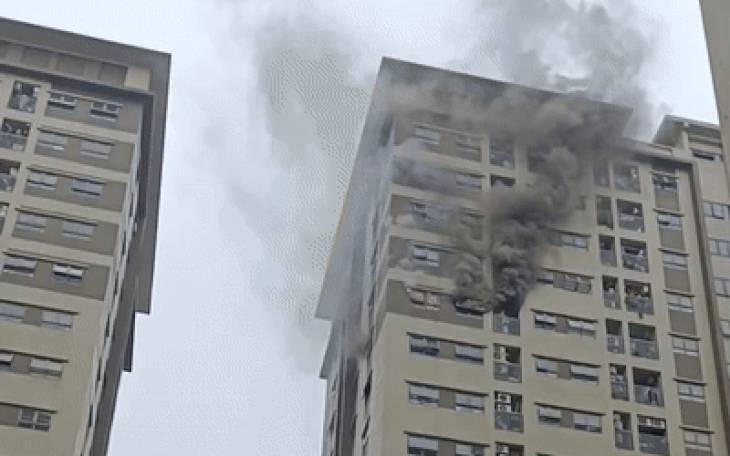 Căn hộ chung cư tầng 14 ở Hà Nội bốc cháy ngùn ngụt