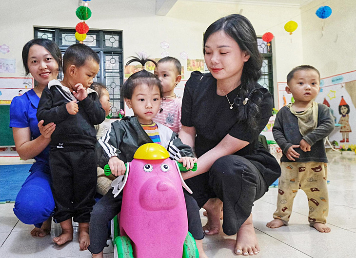 Cô Lường Thị Duyên (bên phải) và cô Sủng Thị Sua (bìa trái) vui chơi cùng các con trong lớp học - Ảnh: HÀ THANH