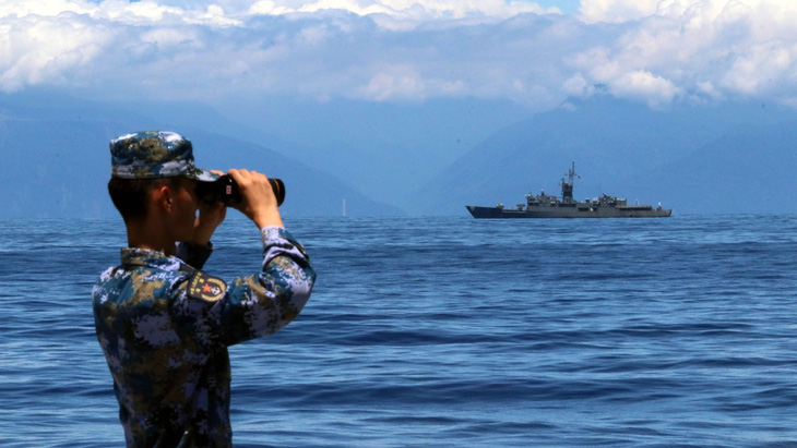 Binh sĩ Trung Quốc dùng ống nhòm quan sát trong một cuộc tập trận của PLA gần đảo Đài Loan năm 2022. Xa xa là một tàu chiến của Đài Loan - Ảnh: THX