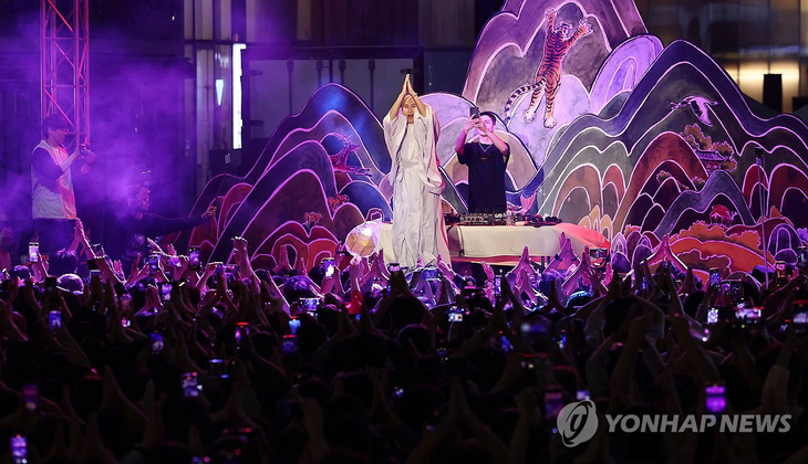 DJ Yoon Seong Ho (người được biết đến với nghệ danh NewJeansNim) biểu diễn tại lễ hội Đèn lồng hoa sen nhân lễ Phật đản hôm 12-5 ở Seoul, Hàn Quốc - Ảnh: YONHAP