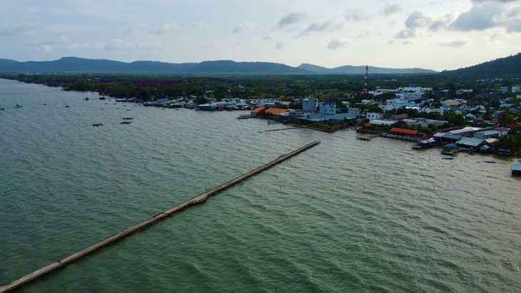 Cầu cảng Hàm Ninh bỏ hoang sau khi đoạn nối vào bờ bị đập bỏ từ tháng 1-2020 - Ảnh: SƠN LÂM