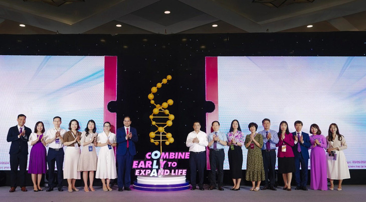 Chủ tọa đàm, các điều phối, tham luận viên và đại diện Công ty AstraZeneca Việt Nam chào mừng các chỉ định của hai nghiên cứu đã được phê duyệt chính thức tại Việt Nam