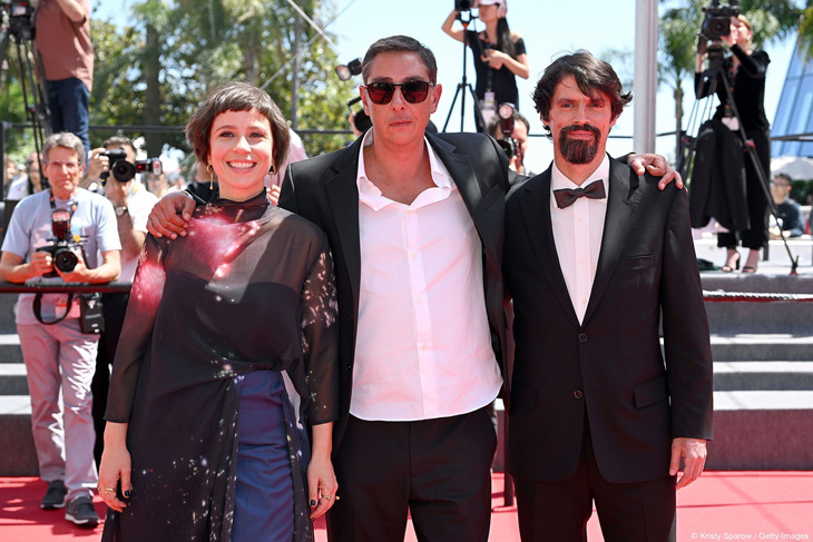 Đạo diễn Miguel Gomez (giữa) ra mắt phim tại Cannes - Ảnh: Getty