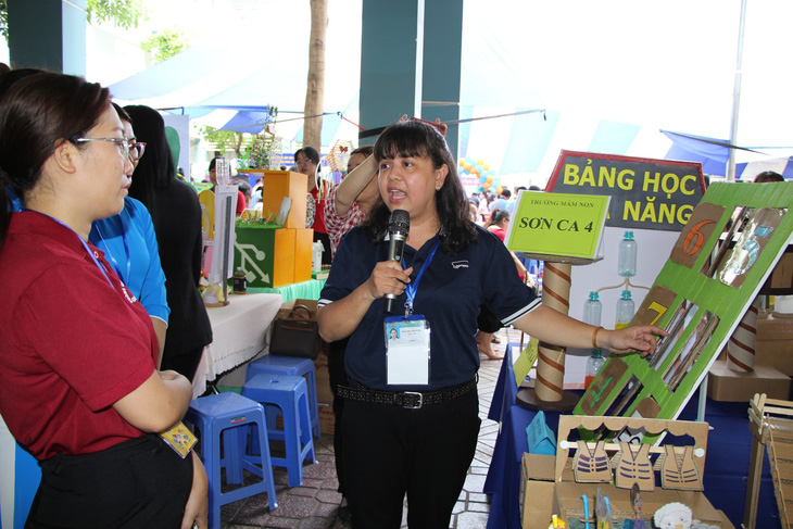 Giáo viên quận Phú Nhuận giới thiệu về sản phẩm giáo dục STEAM của mình tại ngày hội giáo dục STEAM - Ảnh: HOA BÔNG 