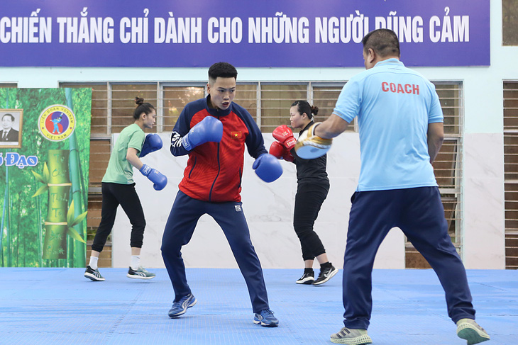 Nữ võ sĩ Võ Thị Kim Ánh (áo đỏ) đang tập duy trì, chờ ngày đi tập huấn tại Kazakhstan trước thềm Olympic 2024 - Ảnh: HOÀNG TÙNG