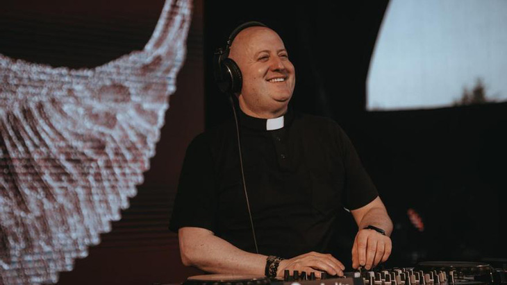 Linh mục Guilherme Peixoto ở Bồ Đào Nha khiến giới trẻ hào hứng đọc kinh cầu nguyện với bàn DJ - Ảnh: DIARIO DE IBIZA NEWS